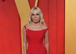 Donatella Versace treedt terug als creatief directeur