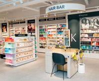 Douglas steekt winkel in luxueus jasje