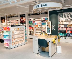 Douglas steekt winkel in luxueus jasje