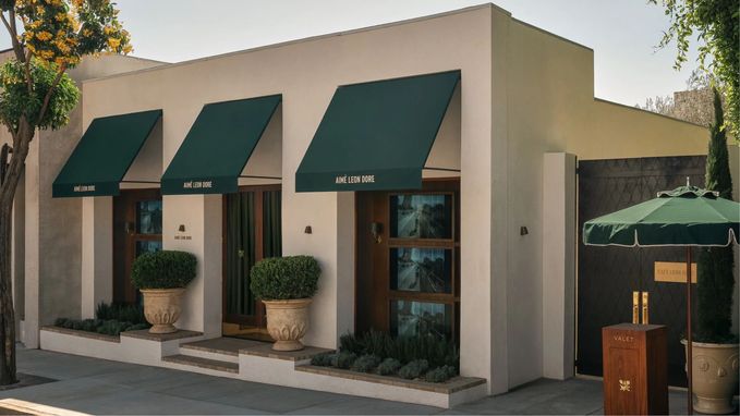 De winkel van Aimé Leon Dore nodigt uit om te blijven hangen