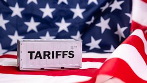 Video: Hoe Trumps China-heffingen Amazon-verkopers in de VS de das om kunnen doen