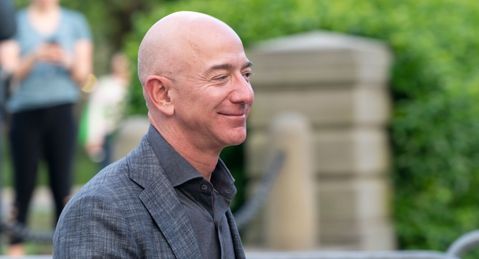 Jeff Bezos (Amazon) doet stapje terug op rijkenlijst