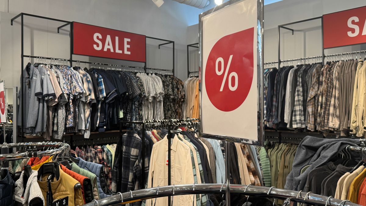 'Steeds meer Nederlanders besparen op niet-essentiële aankopen'