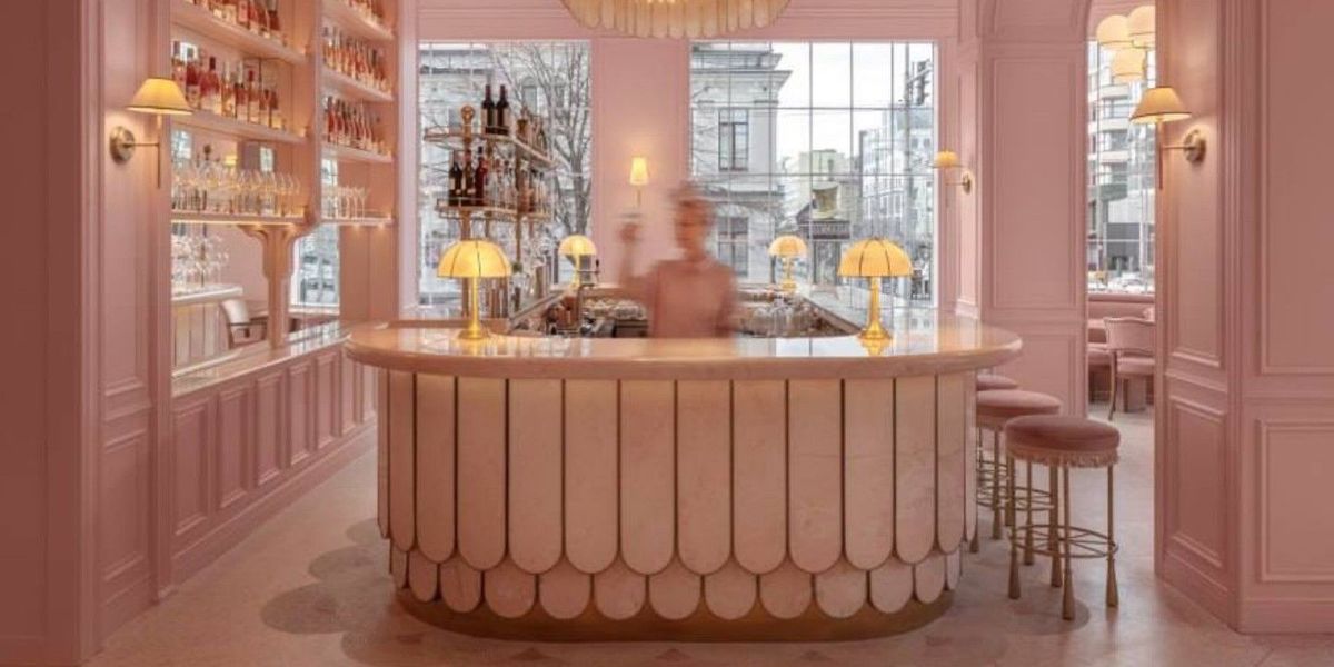 Binnenkijken: deze patisserie in Kyiv kleurt tot in de kleinste details roze
