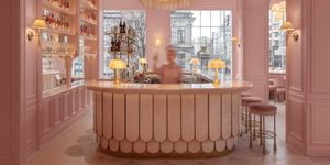Binnenkijken: deze patisserie in Kyiv kleurt tot in de kleinste details roze