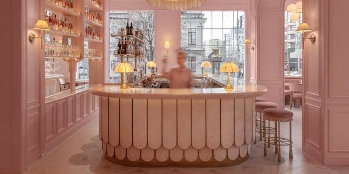 Binnenkijken: deze patisserie in Kyiv kleurt tot in de kleinste details roze
