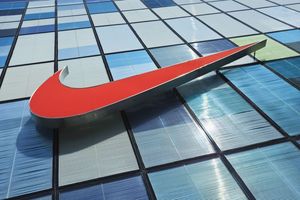 Nike ziet winst bijna halveren; ook fors minder verkopen