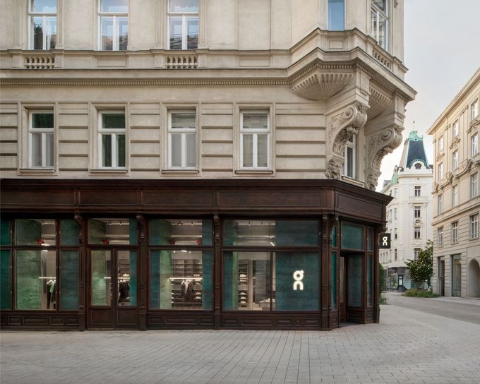 Jugendstil en hardloopschoenen komen samen in Weense On-winkel