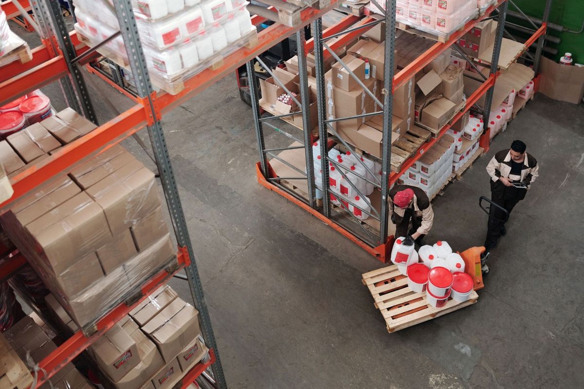 Snel leveren zonder eindeloze voorraad: twee routes door het magazijn