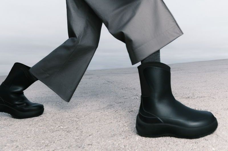 Rains zet nieuwe stap met schoenen