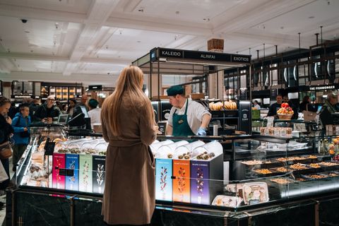 De reputatiecrisis van Harrods raakt vooralsnog niet de kassa