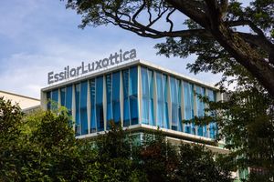 Zoon oprichter EssilorLuxottica vertrekt uit management