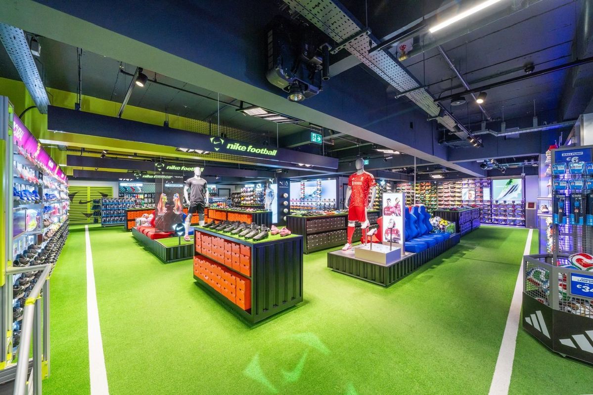 Meer dan een sportwinkel: Sports Direct opent winkel mét gym, sauna en koffiebar