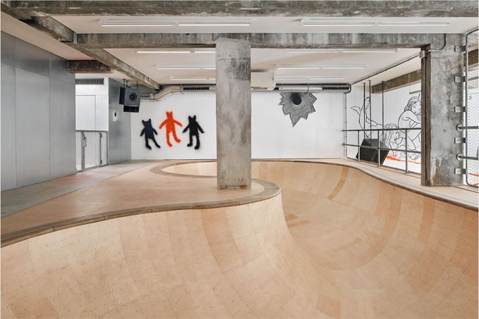 Shoppen en skateboarden bij Supreme