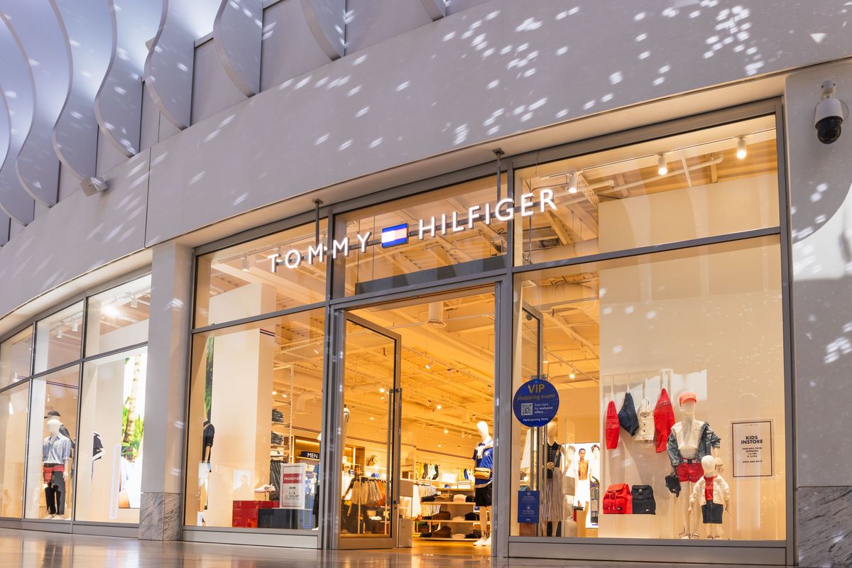 Moederbedrijf Tommy Hilfiger schrapt banen in Amsterdam