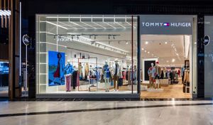 Minder omzet en winst voor moederbedrijf Tommy Hilfiger
