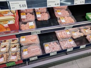 'Supermarkten stunten minder met vlees'