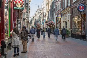 Consumenten gaven ook in februari minder uit