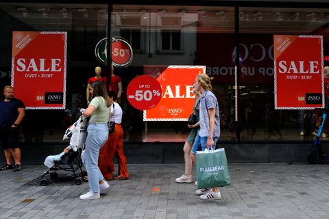 Kwakkelend zomerweer zit koopjesperiode in België dwars